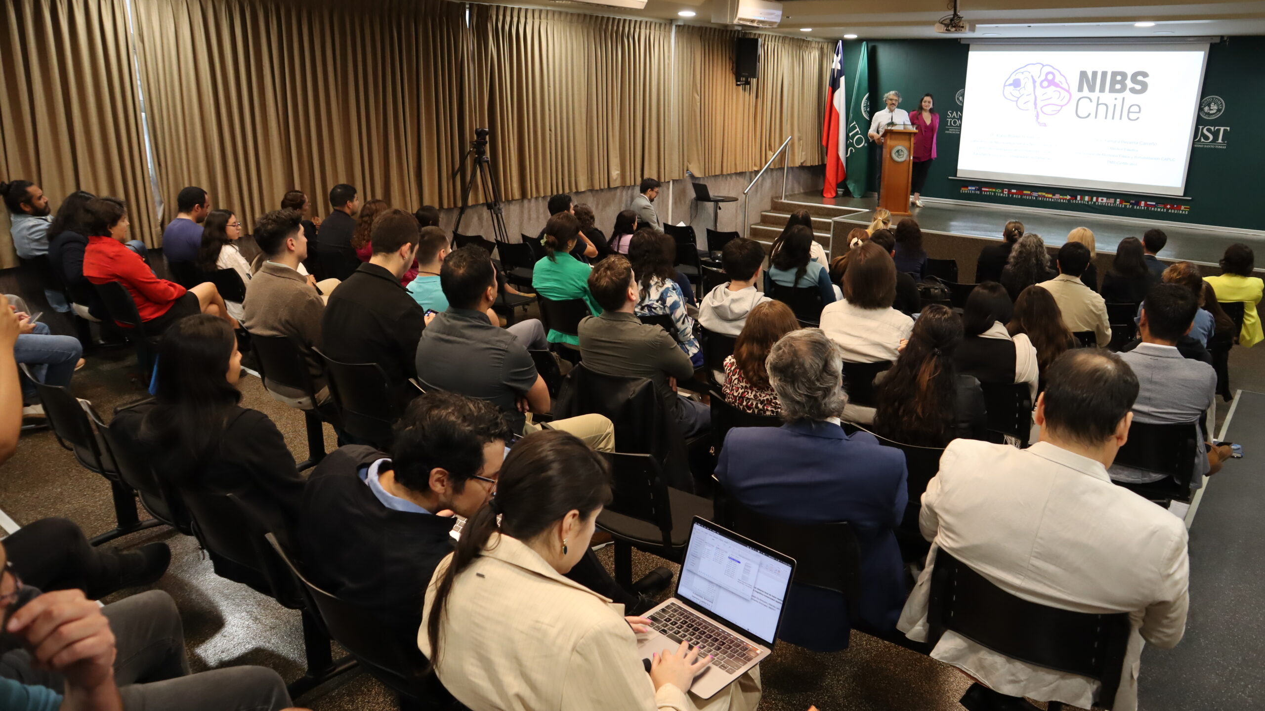 Imagen del encuentro de neuromodulación no invasiva