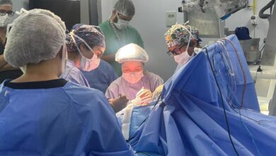 Dra. Arroyo en medio de la cirugía