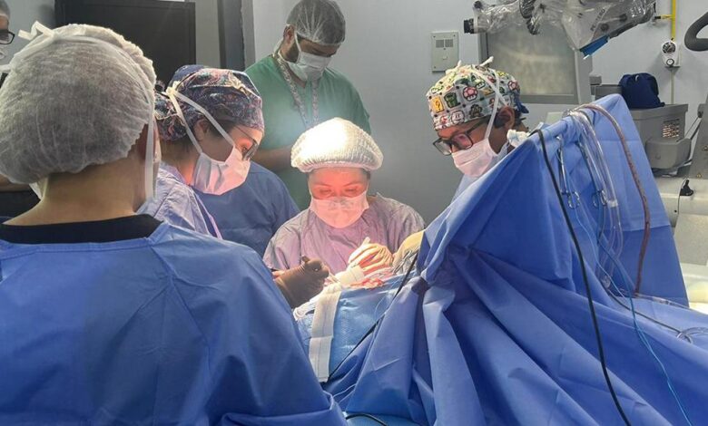 Dra. Arroyo en medio de la cirugía